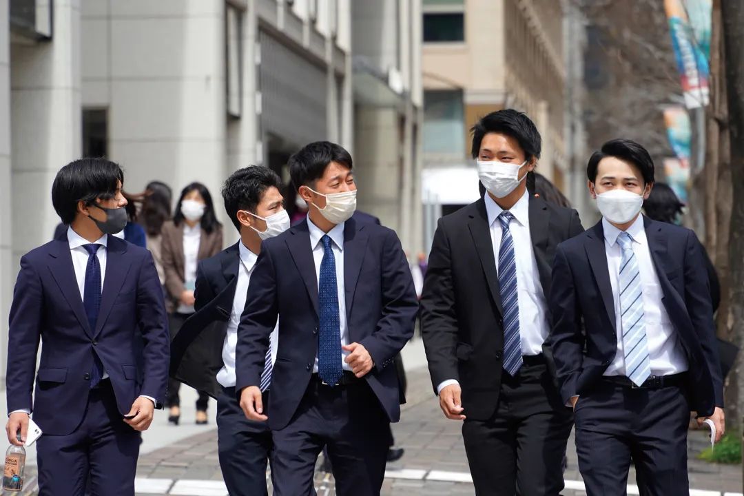 “男人过了20岁，就不要穿得像个小孩”休闲区蓝鸢梦想 - Www.slyday.coM