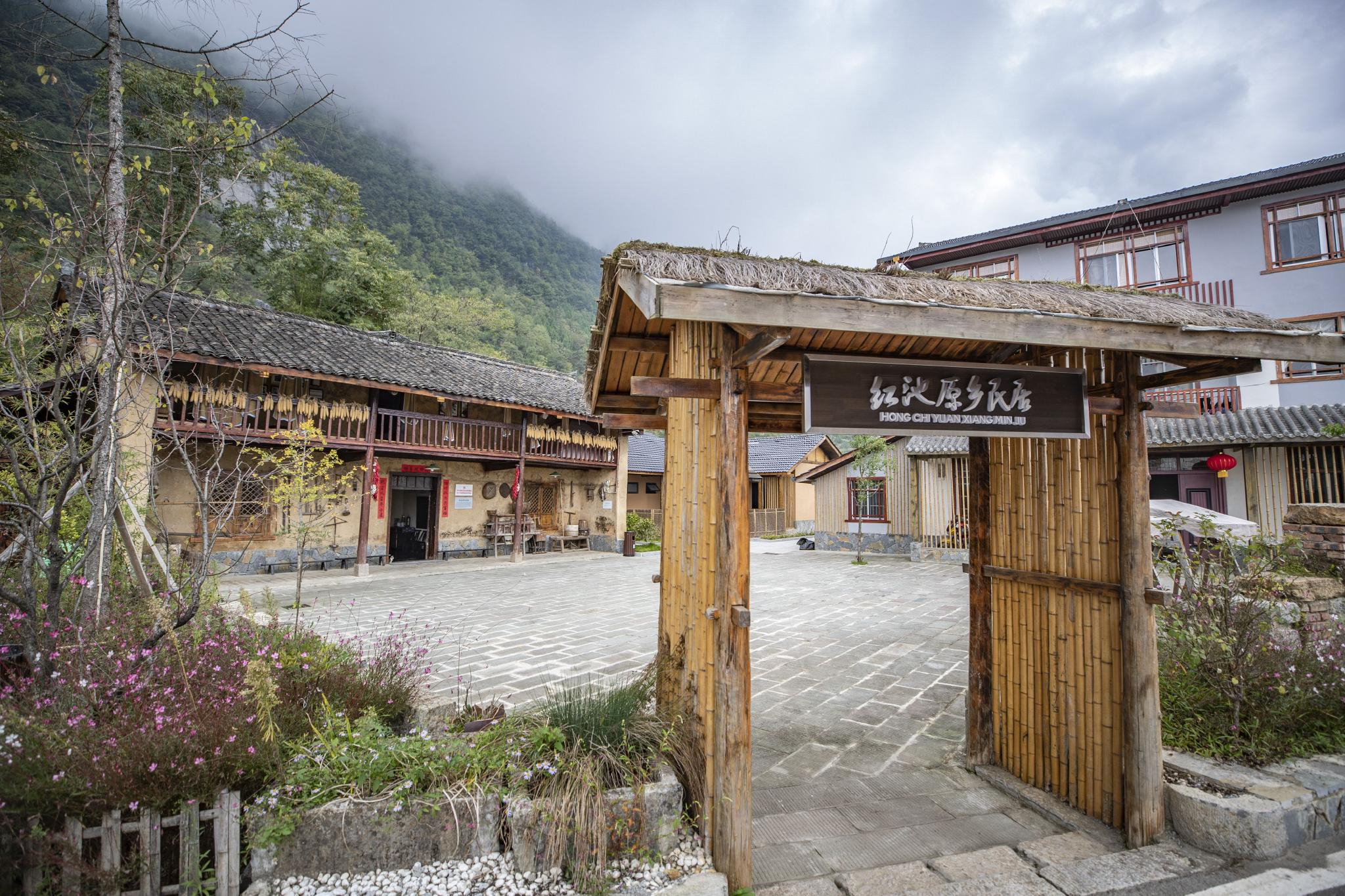 新华社记者 黄伟 摄经过人居环境整治后的重庆市巫溪县红池坝镇九坪村