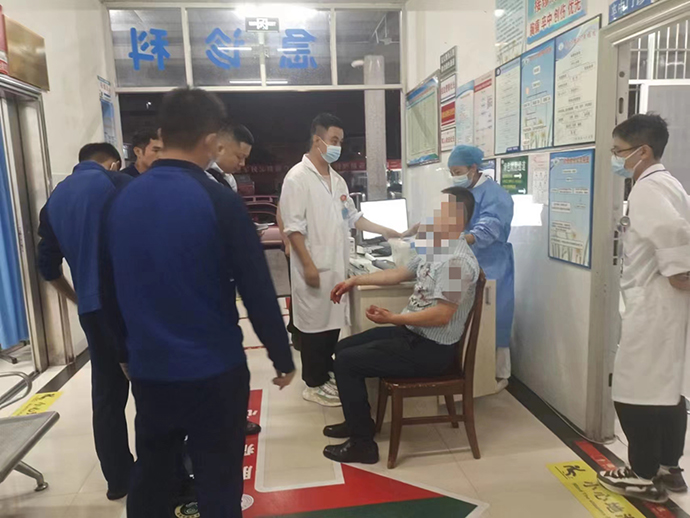 “消防车”秒变“救护车”：男子骑车摔伤，消防员紧急送医休闲区蓝鸢梦想 - Www.slyday.coM