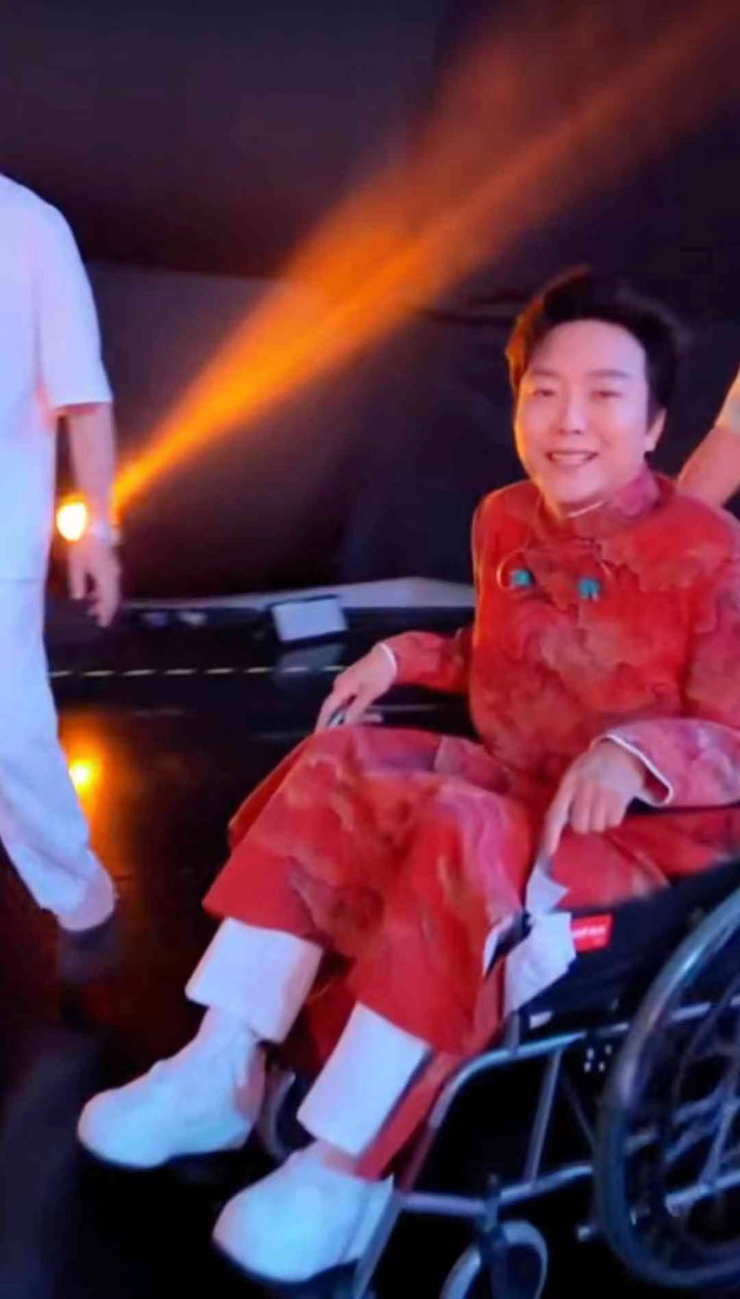 44岁李玉刚坐轮椅登台录节目,精神尚可勉强微笑,惹人心疼|李玉刚|轮椅