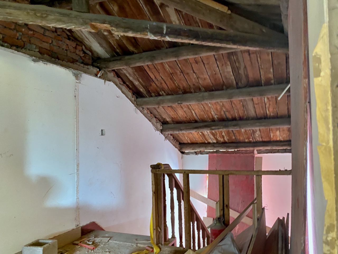 改造前房内老木梁