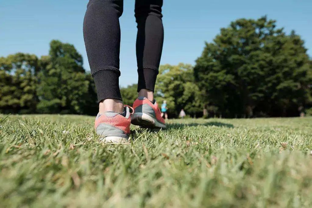 【生活提醒】“日行万步”走出健康？小心反而毁了你！关于走路，正确的打开方式是……休闲区蓝鸢梦想 - Www.slyday.coM