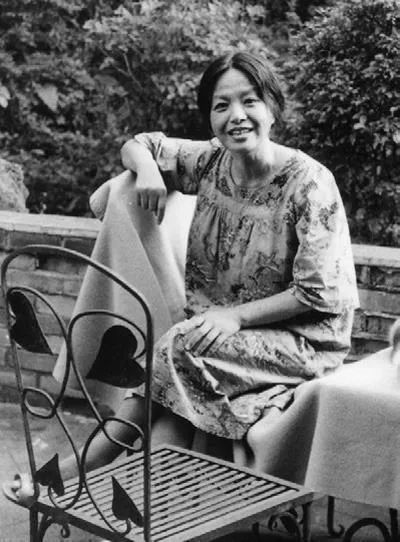 涂大红嘴巴的可爱女人休闲区蓝鸢梦想 - Www.slyday.coM