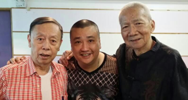 相声大师黄俊英的嫡传弟子,陈坚雄在他18岁的时候就凭借小品《肥仔米