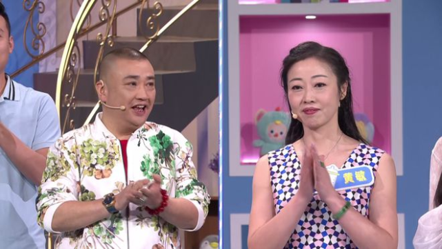 在今年5月,陈坚雄曾为妻子黄敏视频庆生,视频中,陈坚雄的妻子长相清秀