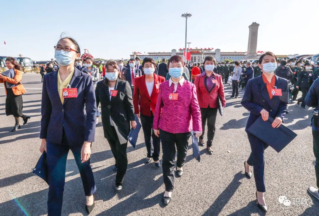 党的二十大代表意气风发走入会场