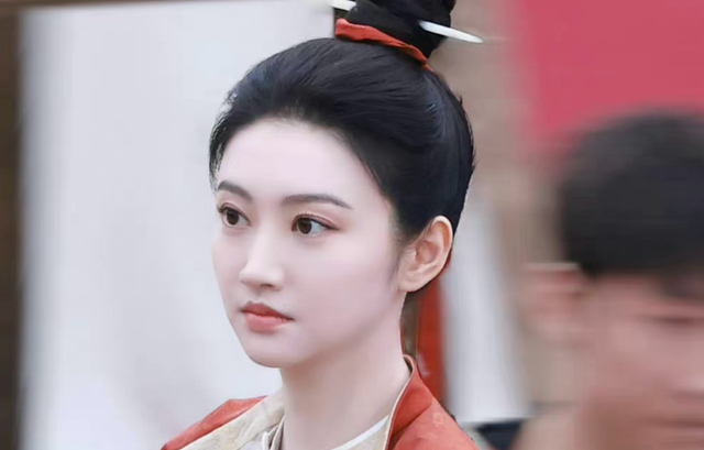 冯绍峰景甜新剧曝路透，冯绍峰状态苍老，跟景甜同框像女儿跟父亲休闲区蓝鸢梦想 - Www.slyday.coM