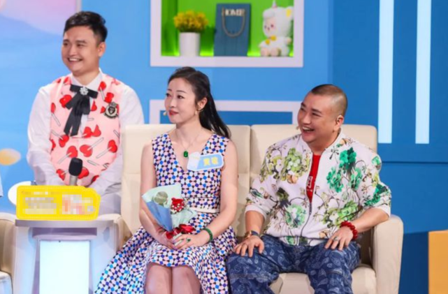 51岁陈坚雄心梗猝死,生前全家福合影曝光,妻子年轻漂亮两人超恩爱