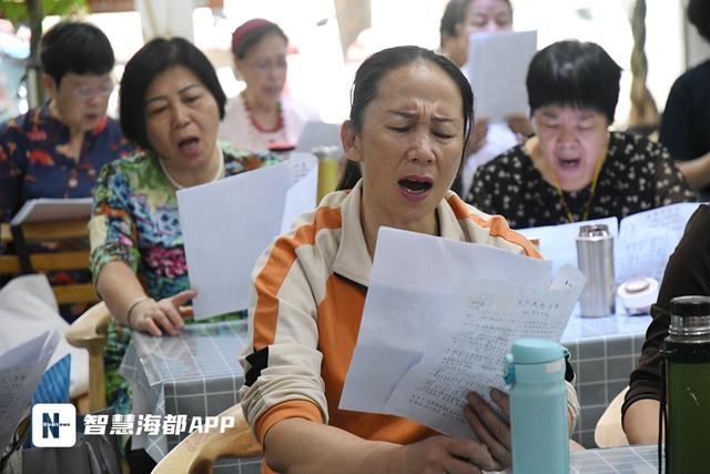 “小”老师带“大”学生，“听听”福州老年大学声乐课上的忘年“教”休闲区蓝鸢梦想 - Www.slyday.coM