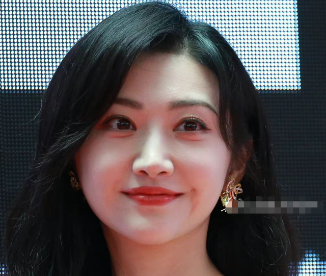 冯绍峰景甜新剧曝路透，冯绍峰状态苍老，跟景甜同框像女儿跟父亲休闲区蓝鸢梦想 - Www.slyday.coM