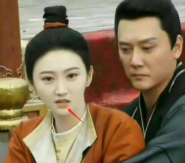 冯绍峰景甜新剧曝路透，冯绍峰状态苍老，跟景甜同框像女儿跟父亲休闲区蓝鸢梦想 - Www.slyday.coM