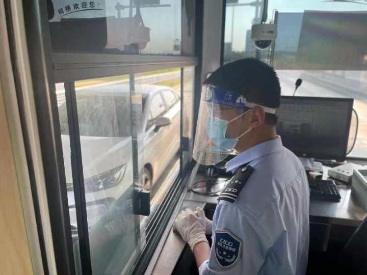 高速收费员暖心坚守，是秋日里最美的告白休闲区蓝鸢梦想 - Www.slyday.coM