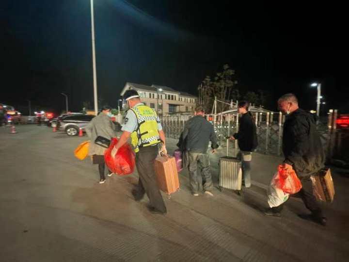 高速收费员暖心坚守，是秋日里最美的告白休闲区蓝鸢梦想 - Www.slyday.coM