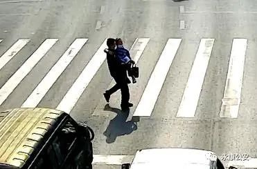 这个“公主抱”，真暖！休闲区蓝鸢梦想 - Www.slyday.coM