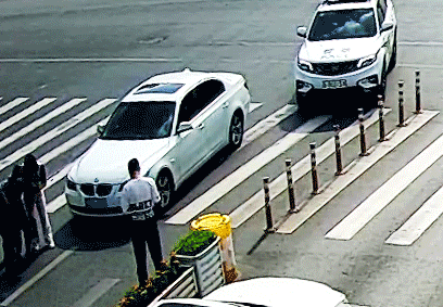 这个“公主抱”，真暖！休闲区蓝鸢梦想 - Www.slyday.coM