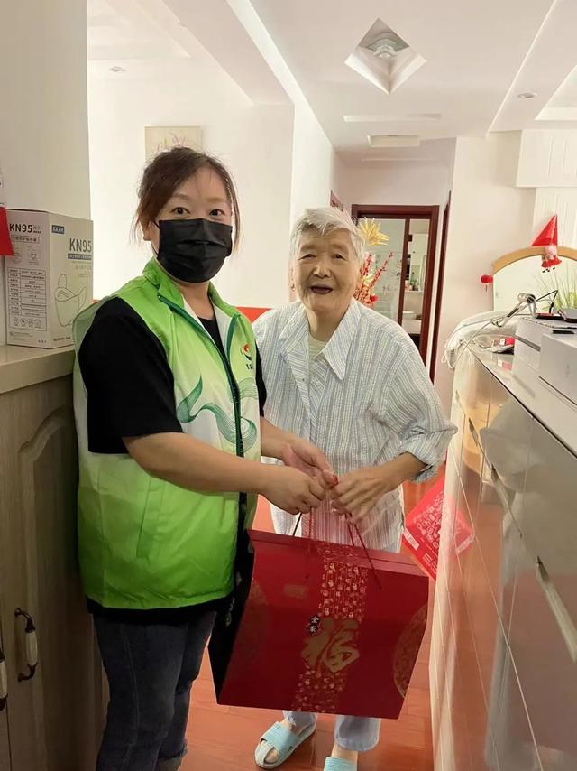 将温暖送到老年人手中，营造尊老、敬老、爱老、助老的社会氛围休闲区蓝鸢梦想 - Www.slyday.coM