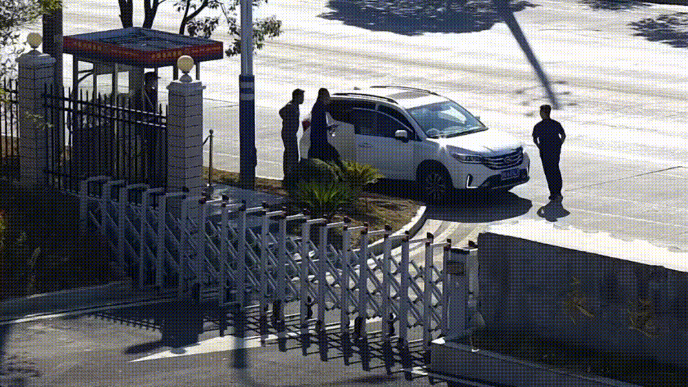 男子：能不能送我去医院？我疼的开不了车了！消防员：上车，走休闲区蓝鸢梦想 - Www.slyday.coM