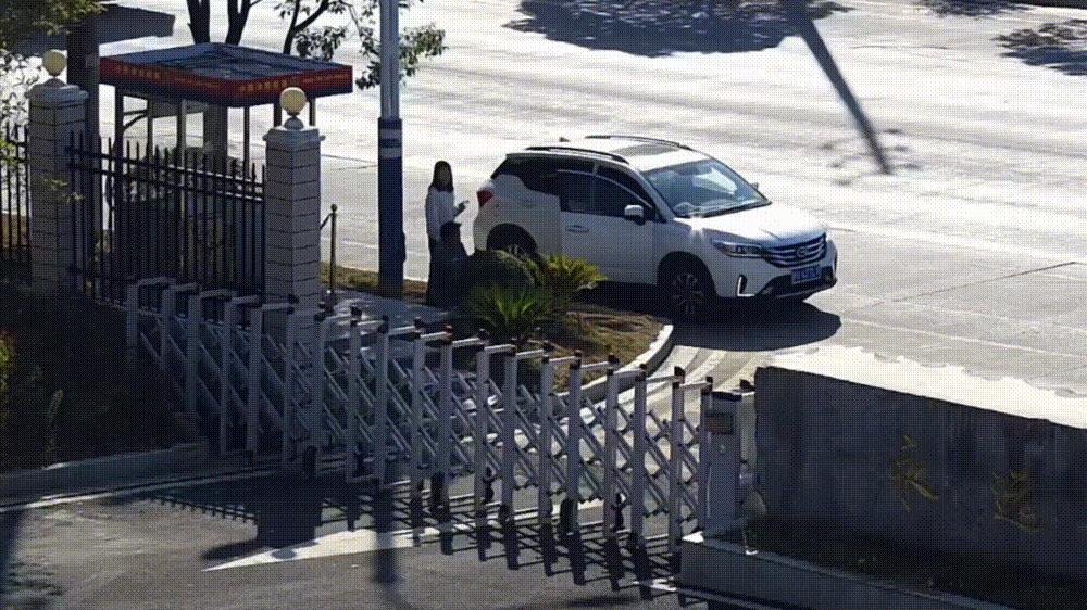 男子：能不能送我去医院？我疼的开不了车了！消防员：上车，走休闲区蓝鸢梦想 - Www.slyday.coM