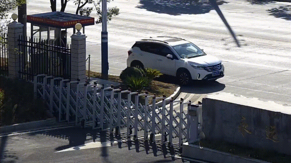 男子：能不能送我去医院？我疼的开不了车了！消防员：上车，走休闲区蓝鸢梦想 - Www.slyday.coM