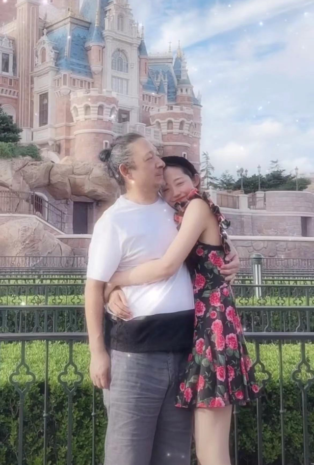 三宝与小25岁美妻迪士尼接吻，男方成熟头花白，被指隔代画面尴尬三宝万千惠新浪新闻 