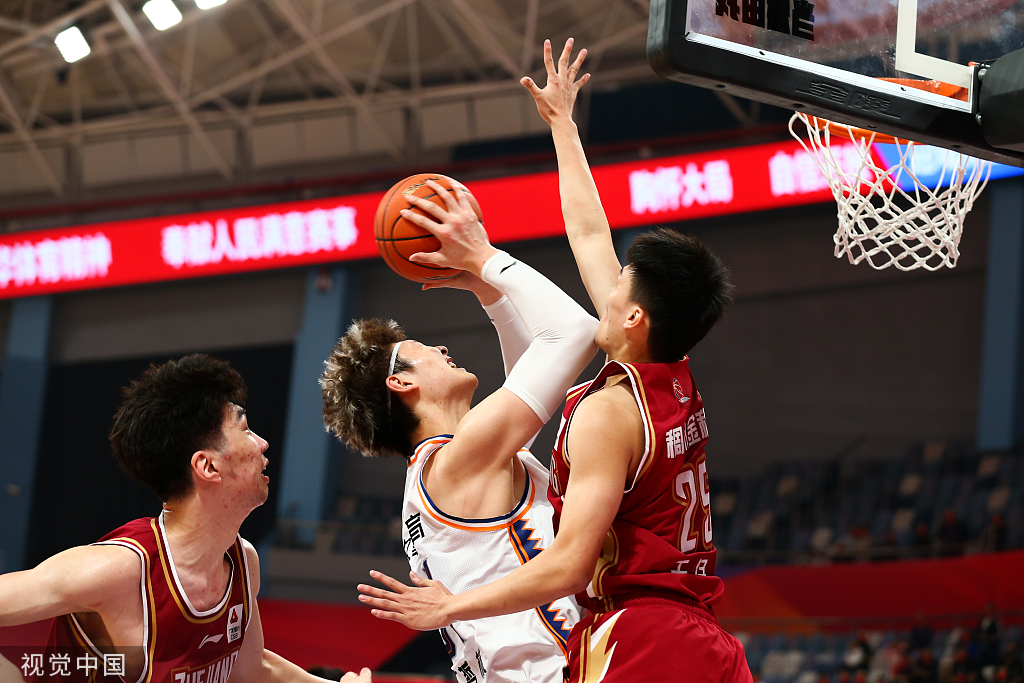 王哲林（中）一人承擔了進攻重任。