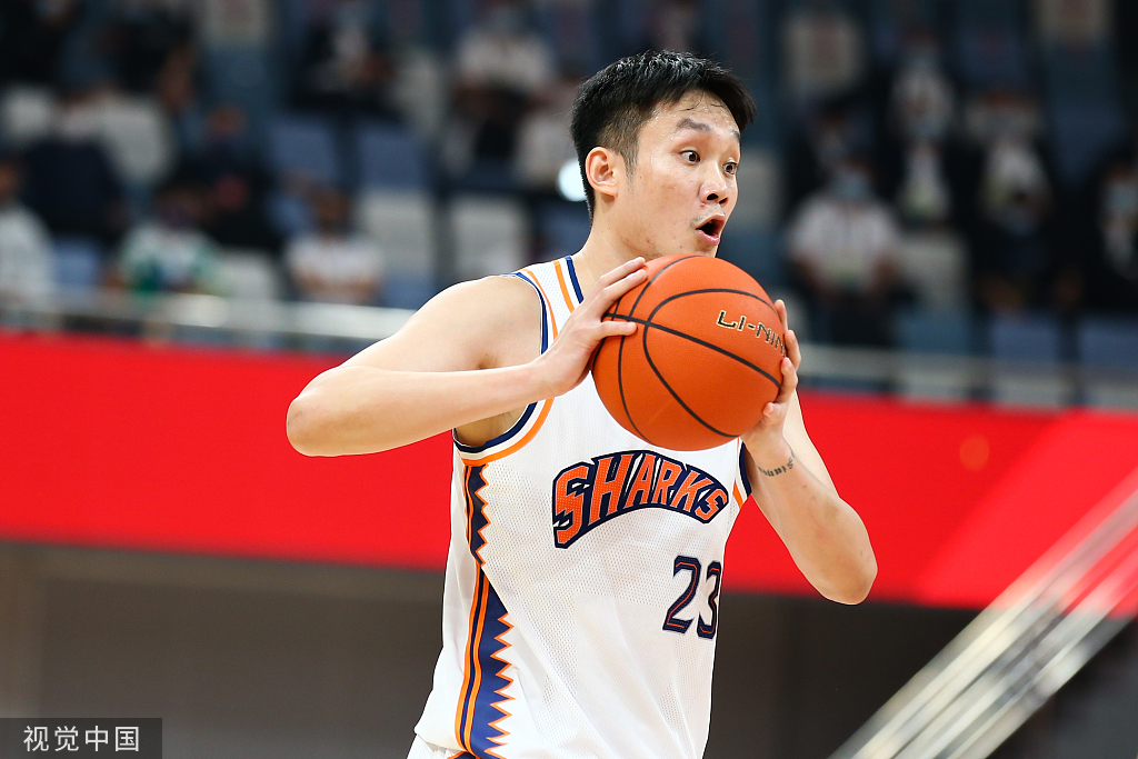 丁彥雨航新賽季加盟上海男籃。