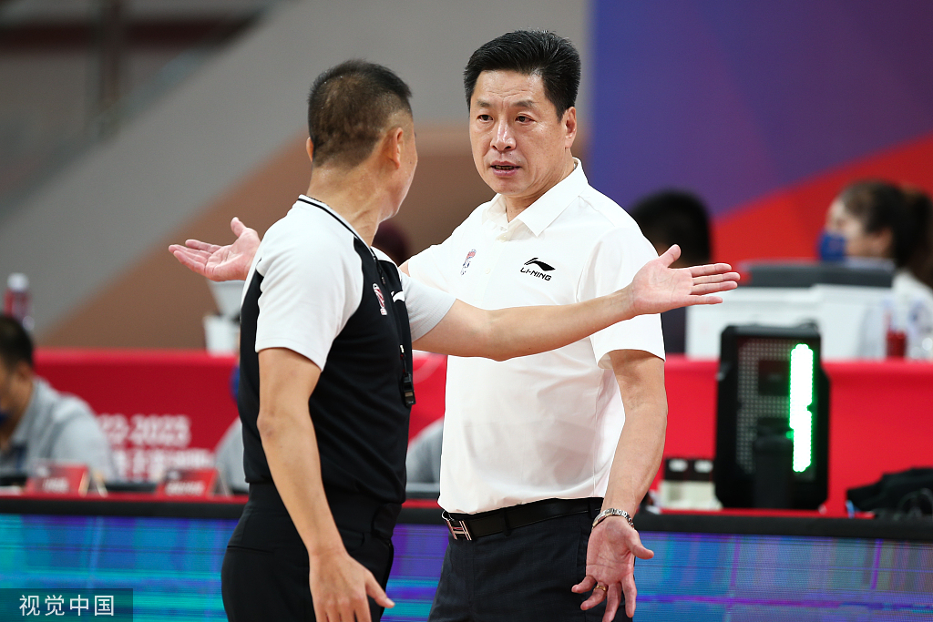 李春江和裁判溝通。