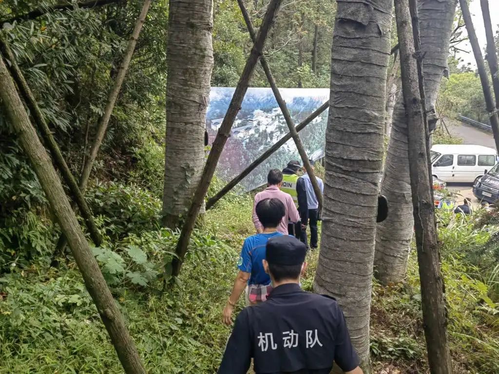 “听说这里有座75年的老庙！”杭州两女子上山游玩，结果迷路了休闲区蓝鸢梦想 - Www.slyday.coM