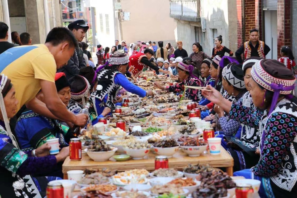 2020年1月13日,元阳县俄扎乡哈播村长街宴.元阳县融媒体中心供图