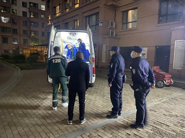 哈尔滨公安｜“我知道你们会来救我！”脑出血男子晕倒前最后一个电话打给了民警休闲区蓝鸢梦想 - Www.slyday.coM