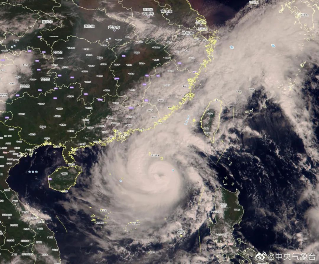 海南发布台风三级预警 三亚海边掀起大浪