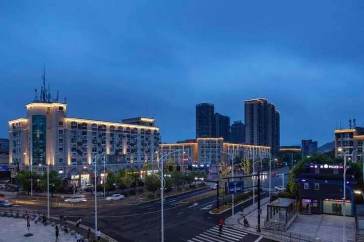 原来你是这样的杭州南站，南站夜景全新亮相！光影大片来了休闲区蓝鸢梦想 - Www.slyday.coM