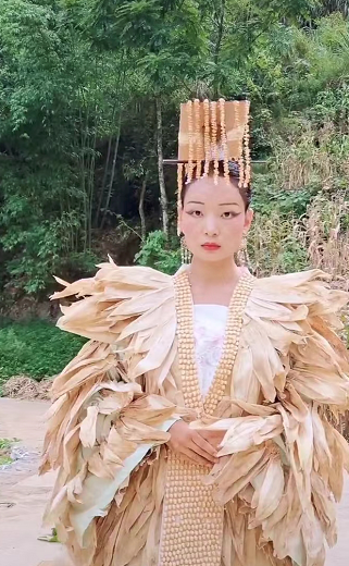 90后女子用化肥袋玉米叶设计 网友 堪比巴黎时装秀 巴黎时装秀 新浪新闻