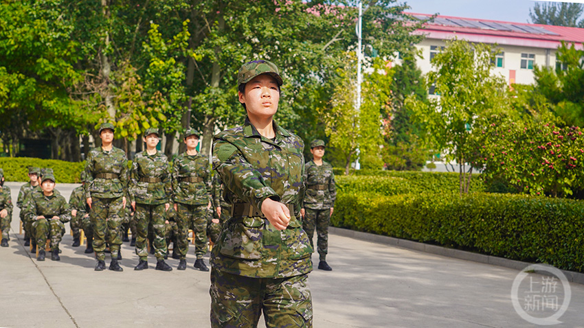 武警女兵队列会操展英姿__财经头条