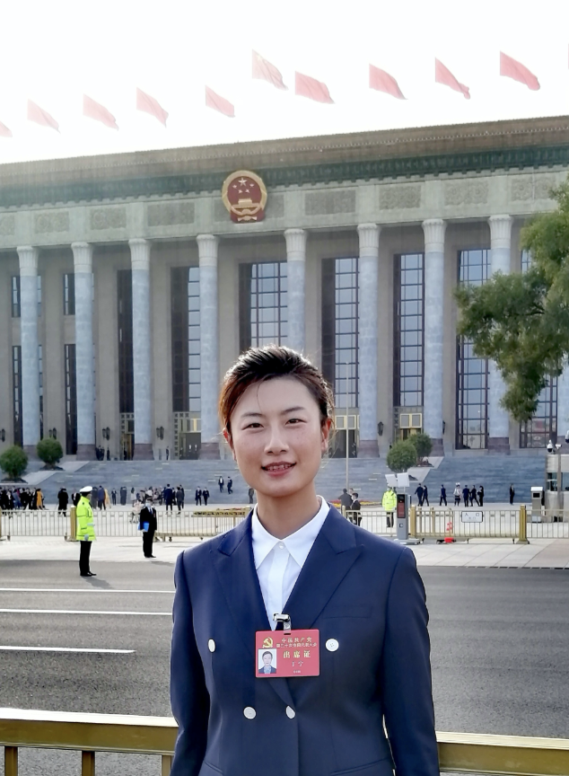 乒乓球世界冠军丁宁代表