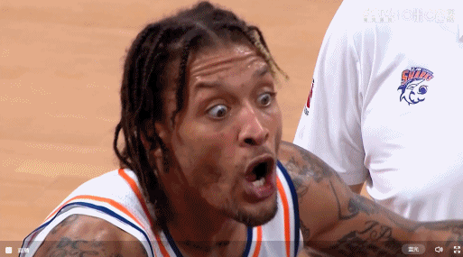 外援比斯利在場邊激動地指導隊友。