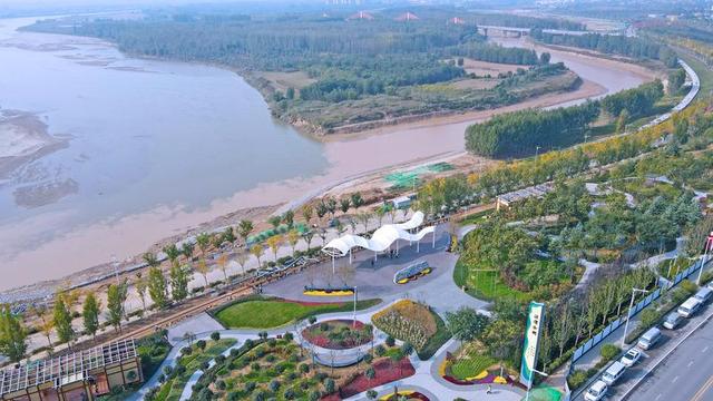 10月18日,记者在高陵区泾渭分明观景平台提升工程现场看到,工地一片