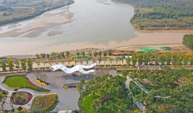 泾渭分明观景台加快建设