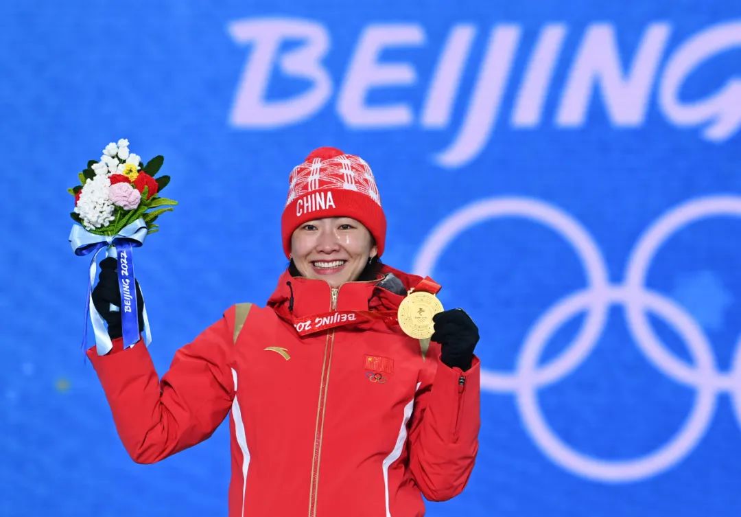 ▲2月15日，徐梦桃在北京冬奥会自由式滑雪女子空中技巧奖牌颁发仪式上。  图/新华社