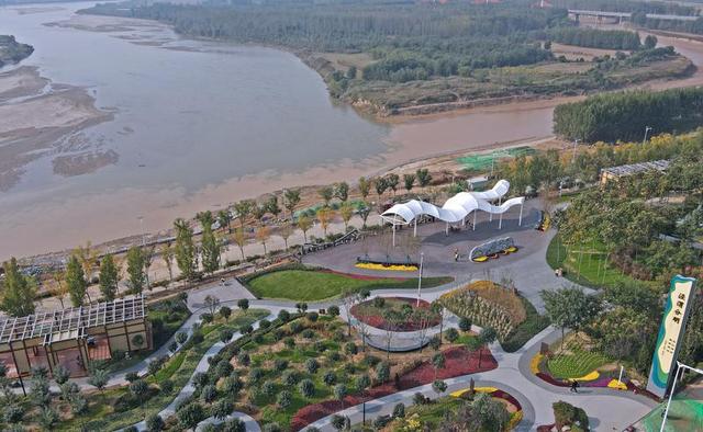 10月18日,记者在高陵区泾渭分明观景平台提升工程现场看到,工地一片