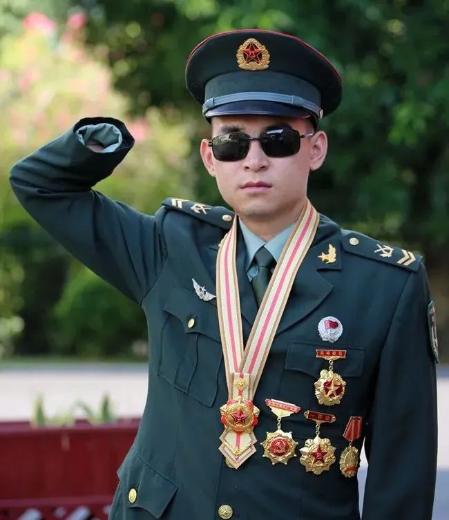 现场!“八一勋章”喜报送达杜富国家乡|杜富国|贵州省|湄潭_新浪新闻