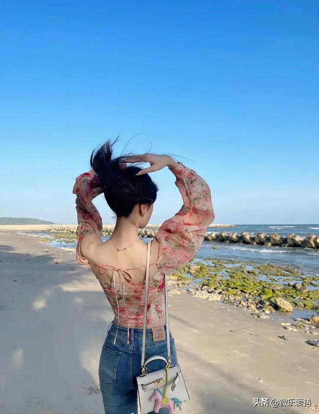 网红腐团儿晒海边度假照,身背16万爱马仕包,粉丝留言真富婆__财经头条