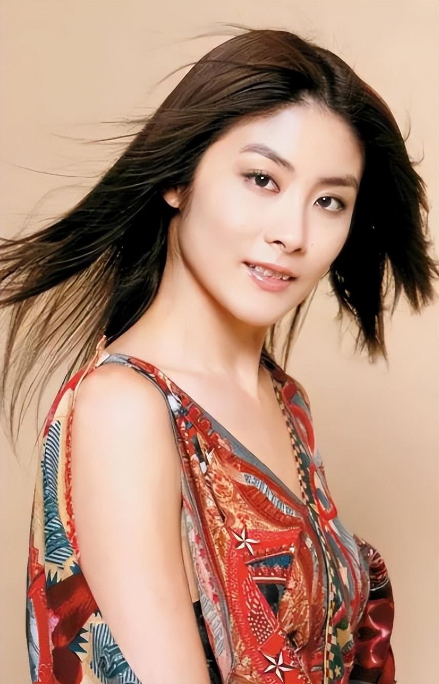 50岁陈慧琳生图曝光,皮肤状态神似少女,对着镜头大秀美背__财经头条