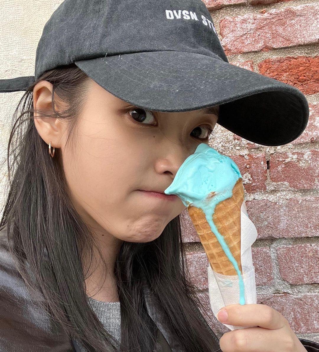 iu李知恩晒出游玩美照,站在湖边吃冰淇淋软萌可爱|李知恩|可爱|气质