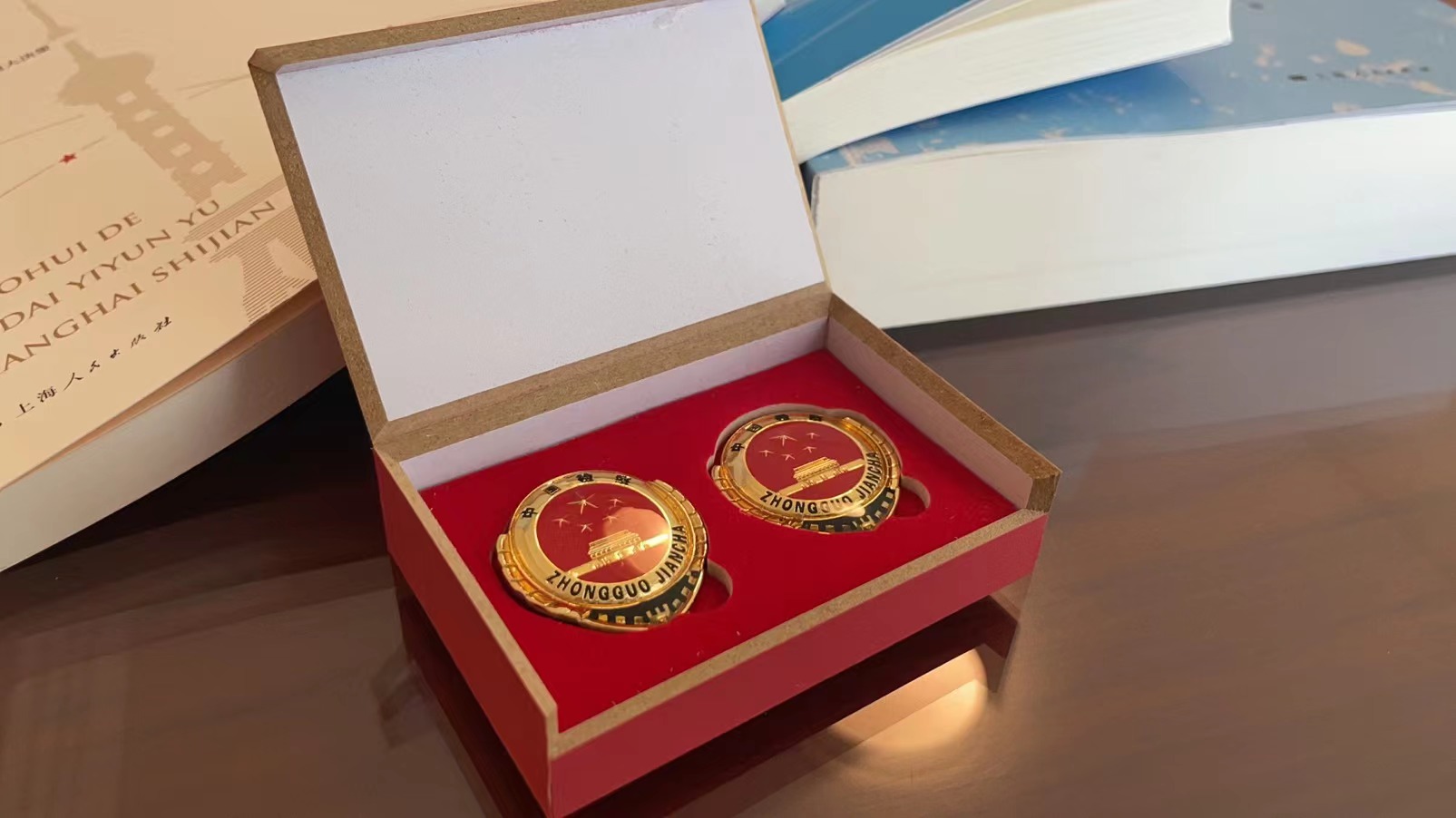 施净岚在二十大期间收到的检察官徽章.本文图片均为 受访者 供图