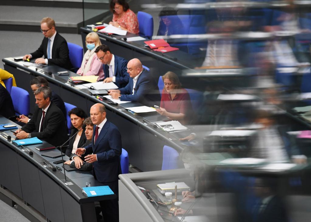 　　7月6日，德国总理朔尔茨（前右一）在位于柏林的德国联邦议会摄取例行问询。新华社记者任鹏飞摄