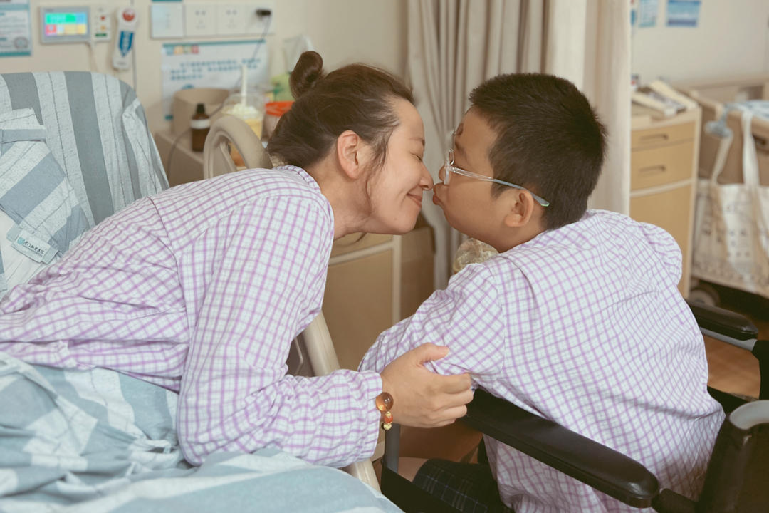 知名作家和儿子过马路被车撞飞，醒来后她决定…休闲区蓝鸢梦想 - Www.slyday.coM