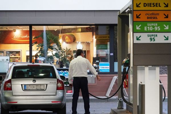 9月5日，一名男子在德国柏林的加油站给汽车加油。（新华社）