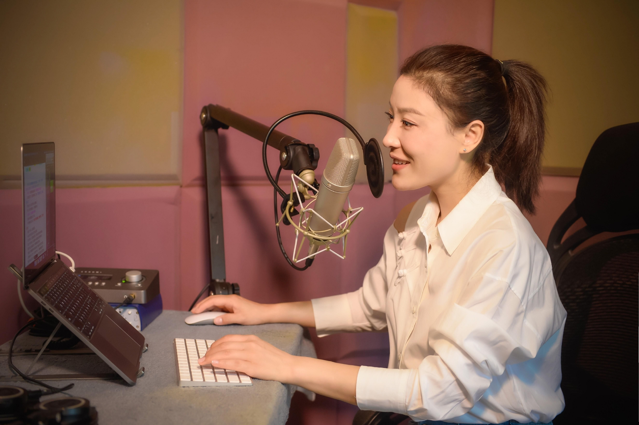 一刀苏苏曾是新疆艺术剧院话剧团的一名话剧演员,凭借其出众的播音