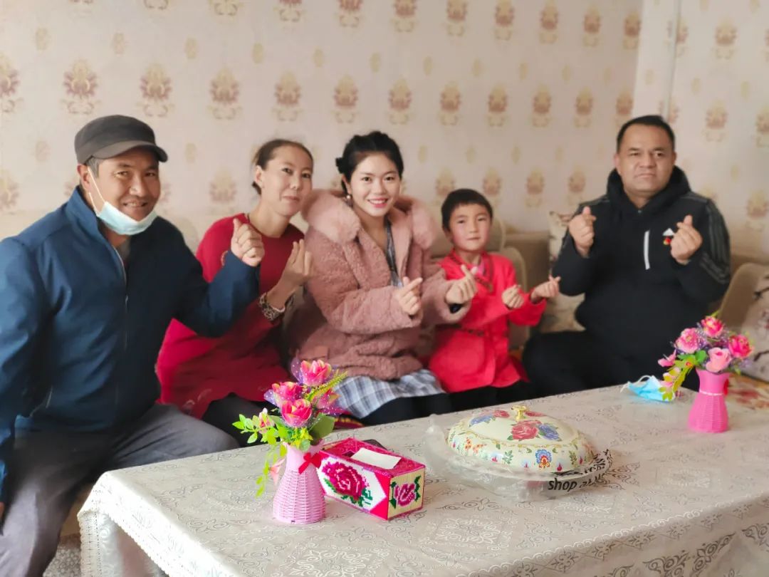 李文娟（中）在当地群众家中（图片来源：受访者供图）